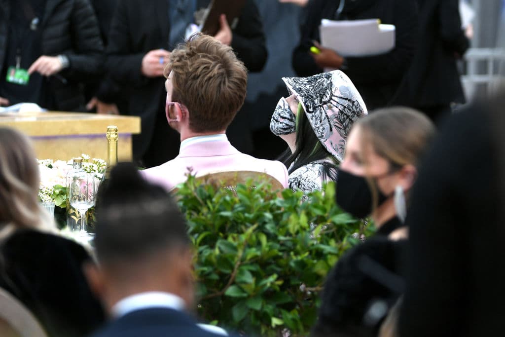 La gala se llevó a cabo con distancia social, todos usaban cubrebocas, las mesas con 1.5 metros de distancia y algunos nominados estaban conectados vía Zoom.