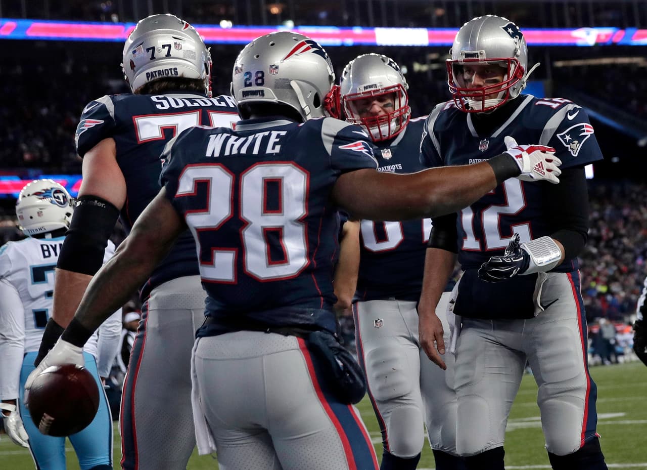 Tom Brady y James White celebran uno de los touchdowns del corredor de los Patriots contra los Titans.