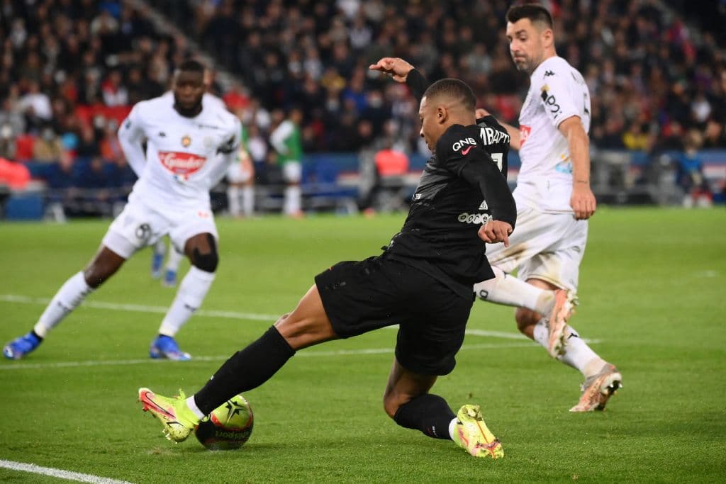 Mbappe se encarga de poner una asistencia y anota el tanto de la victoria para confirmar la remontada 2-1 del PSG sobre el Angers.