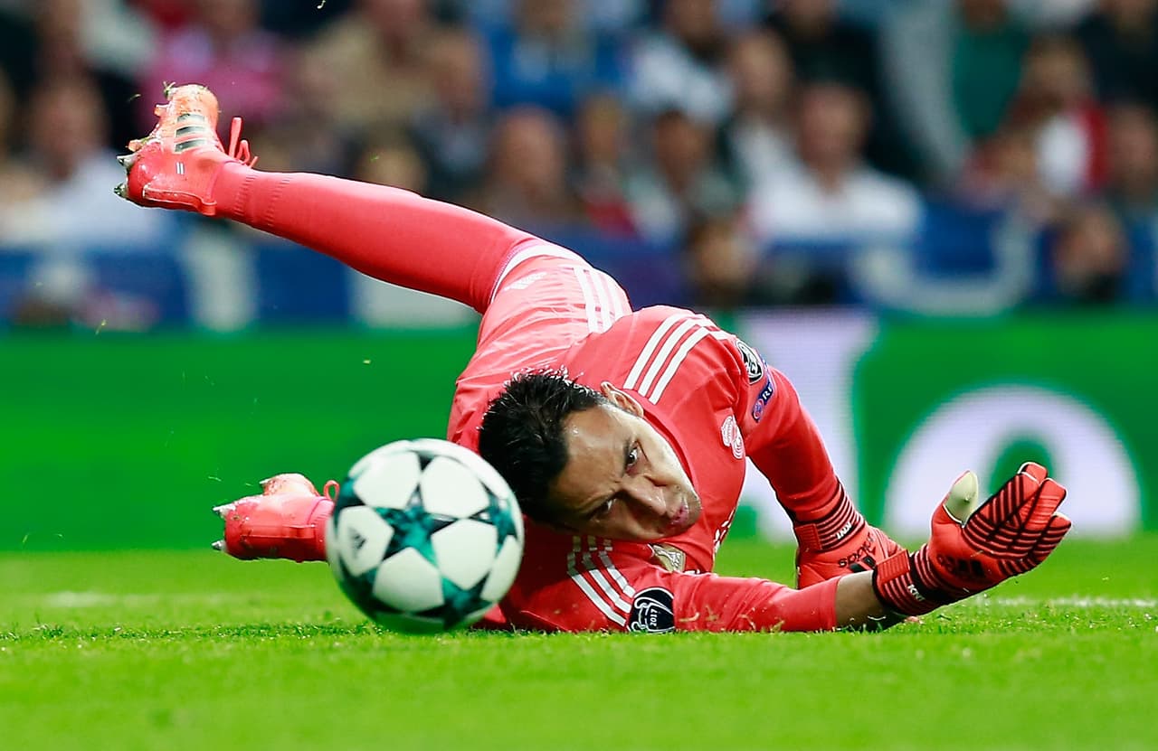 MADRID, SPAIN - OCTOBER 17: Keylor Navas of Real Madrid in action during the UEFA Champions League group H match between Real Madrid and Tottenham Hotspur at Estadio Santiago Bernabeu on October 17, 2017 in Madrid, Spain. (Photo by Gonzalo Arroyo Moreno/Getty Images)