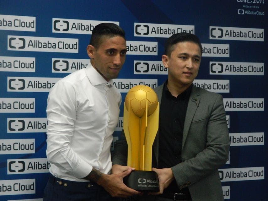 Urretaviscaya es premiado como el mejor jugador del Pachuca vs. Wyad Casablanca