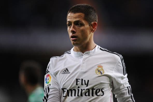 El delantero mexicano no entraría en planes del Van Gaal.