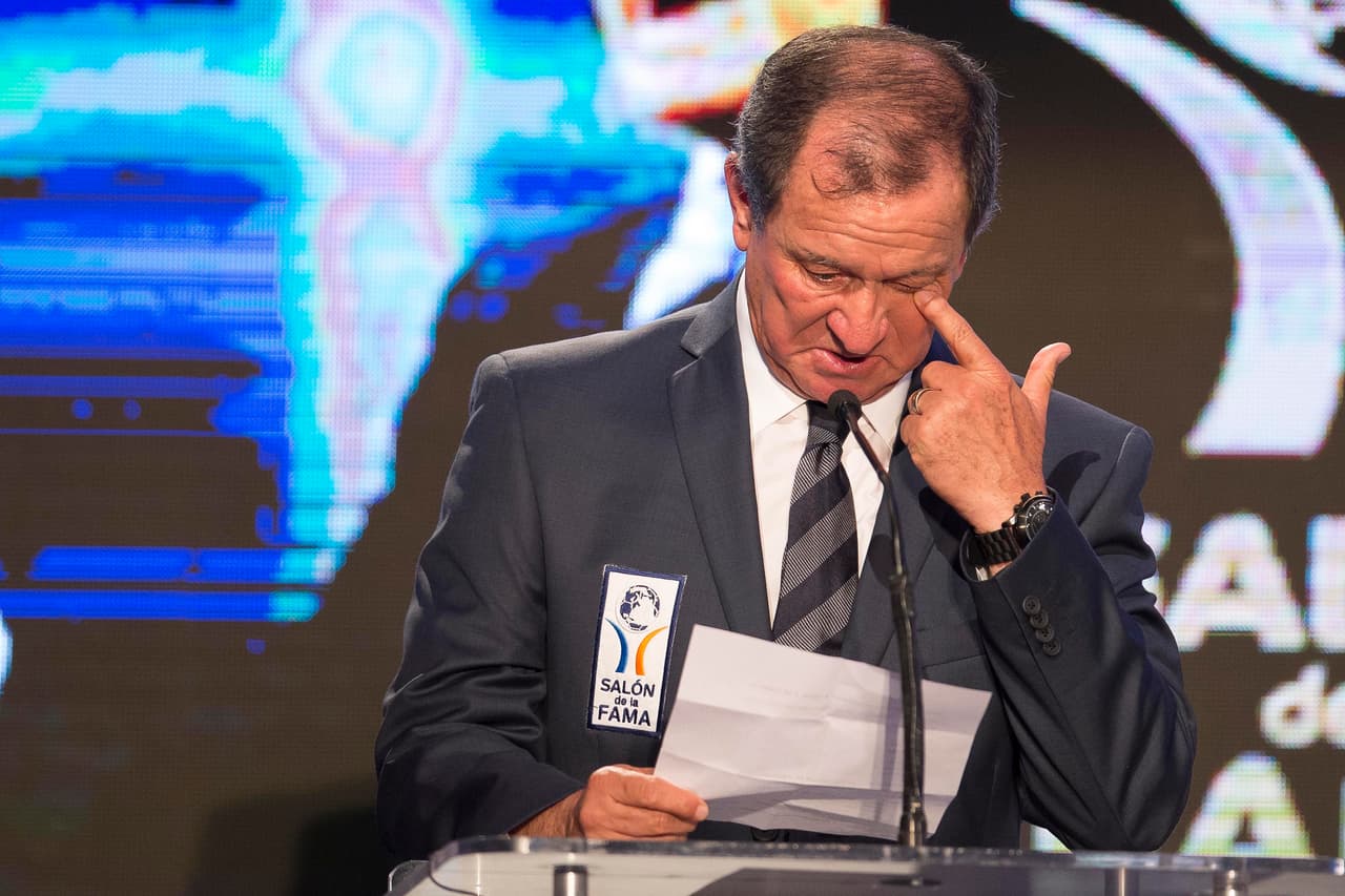 Al final encontró la hoja en la que anotó su discurso en medio de lágrimas.