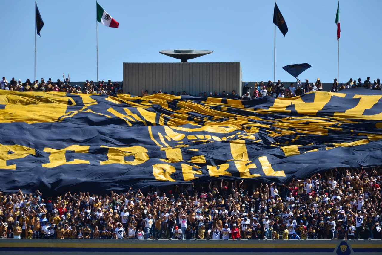 Los hinchas de Pumas UNAM demostraron su localía contra América en las tribunas con una bandera gigante en el estadio Olímpico Universitario en la Jornada 7 del Clausura 2017 de la Liga MX.