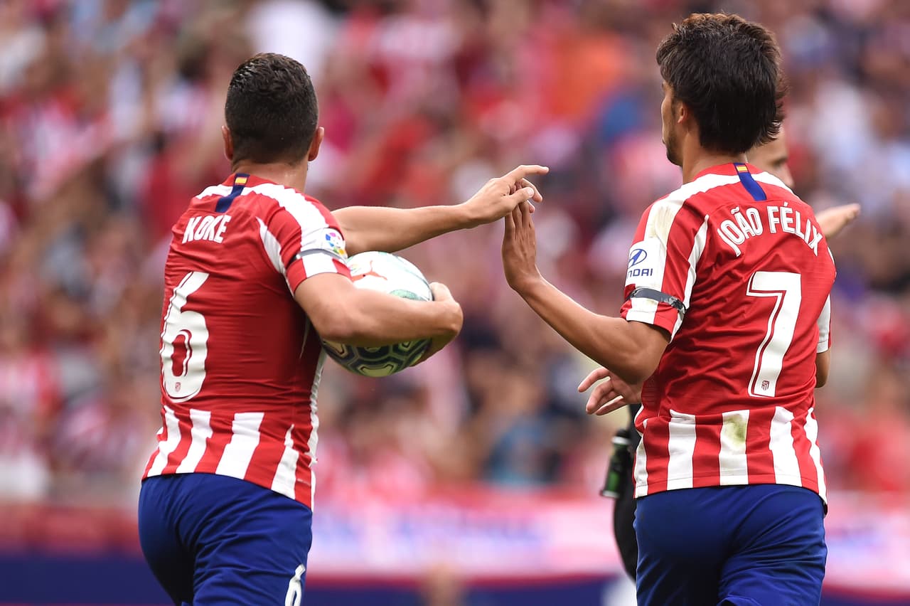 Joao Felix y Koke celebran gol.