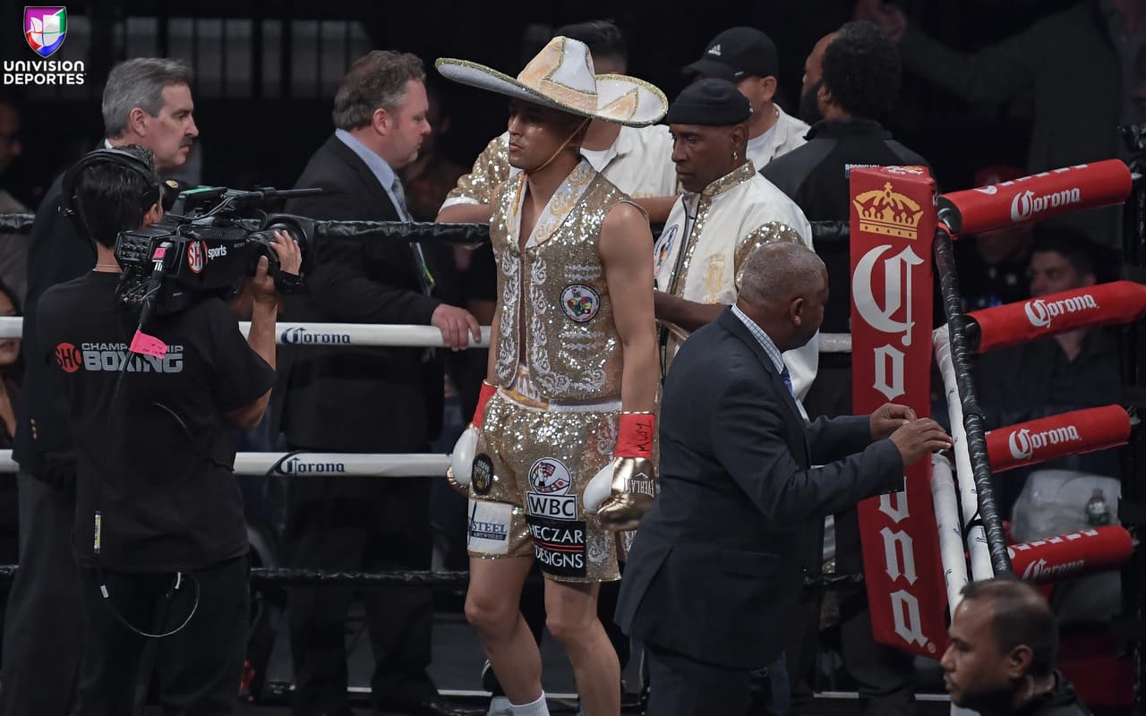 En la pelea coestelar, Jermall Charlo no tuvo piedad de Hugo Centeno, a quien derrotó en dos asaltos. Tras el pleito, Charlo expresó su deseo de enfrentar a Gennady Golovkin este año.