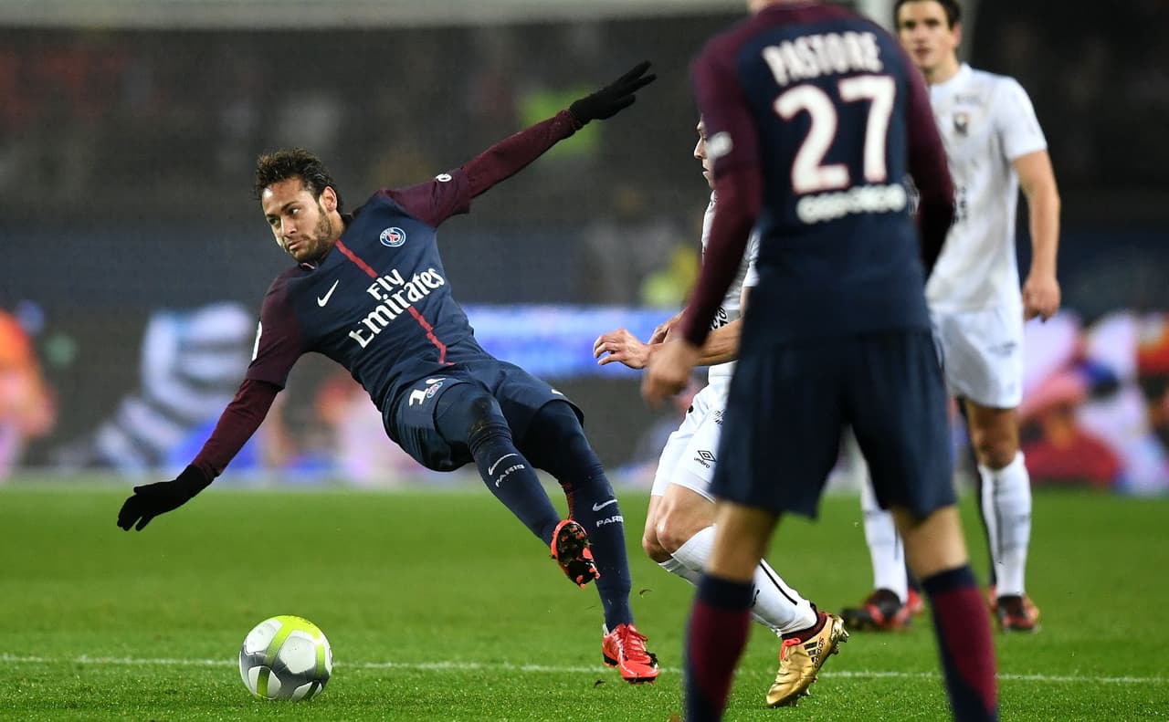 Desde los primeros minutos la artillería del PSG se asomaba al área del modesto Caen.