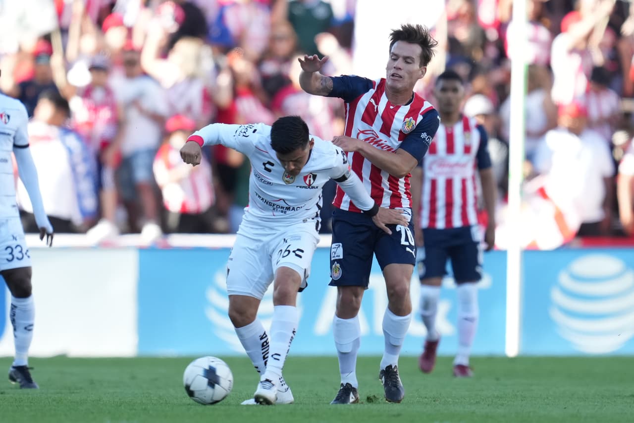 Con un gol solitario de Julián Quiñones el Atlas se llevó una edición más del Clásico Tapatío ante Chivas.