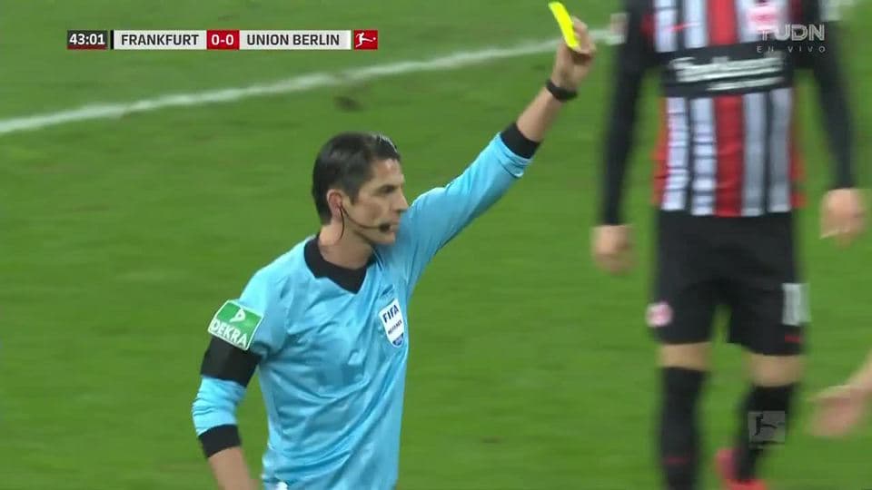 Tarjeta amarilla. El árbitro amonesta a Florian Hübner de 1. FC Union Berlin