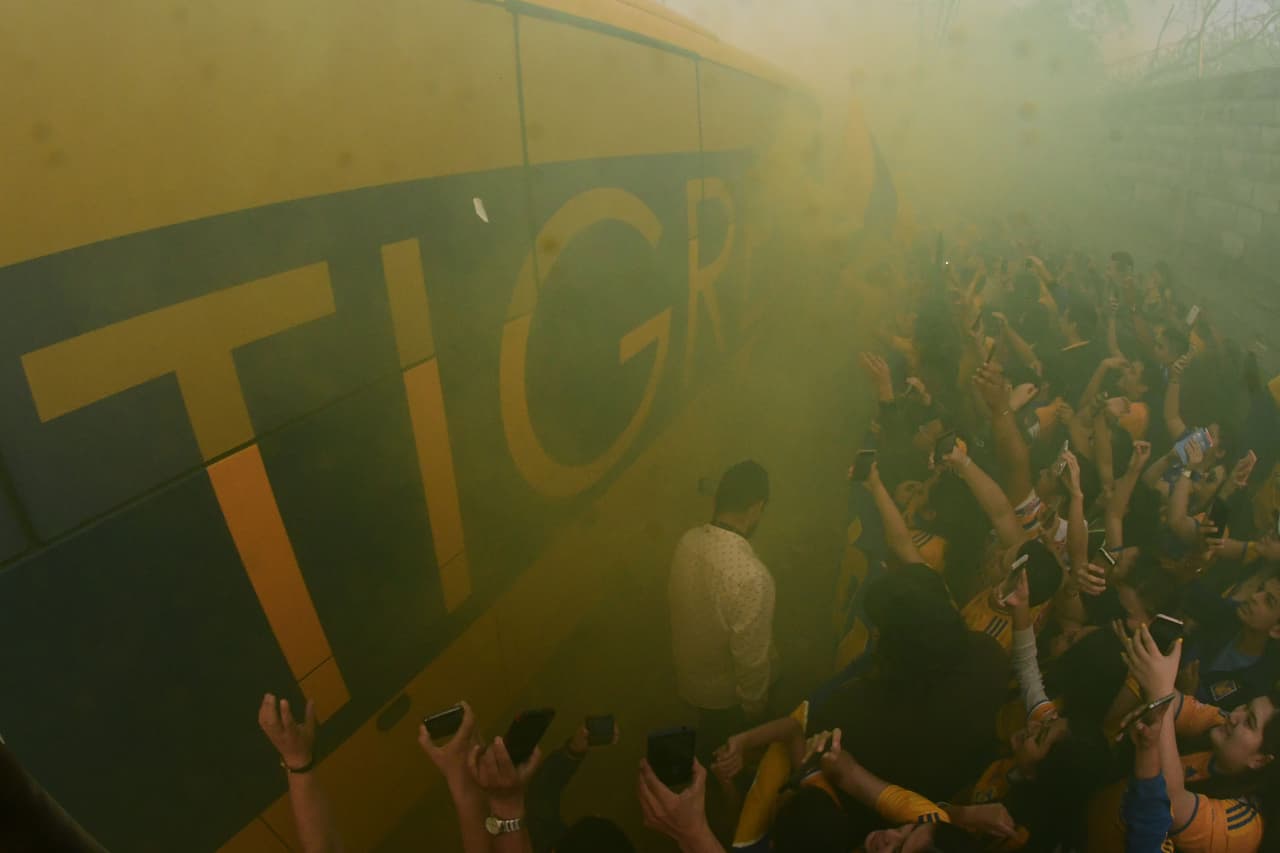 Este fue el color y el ambiente antes del silbatazo inicial en la Ida de la Semifinal por la Liga Campeones de Concacaf entre Tigres y Santos Laguna en el Estadio Universitario, en Monterrey.