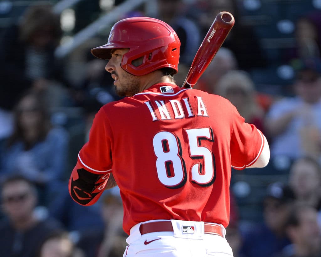 Jonathan India se prepara para batear la pelota en favor de los Cincinnati Reds, espera la pelota por parte de los Chicago White Sox.