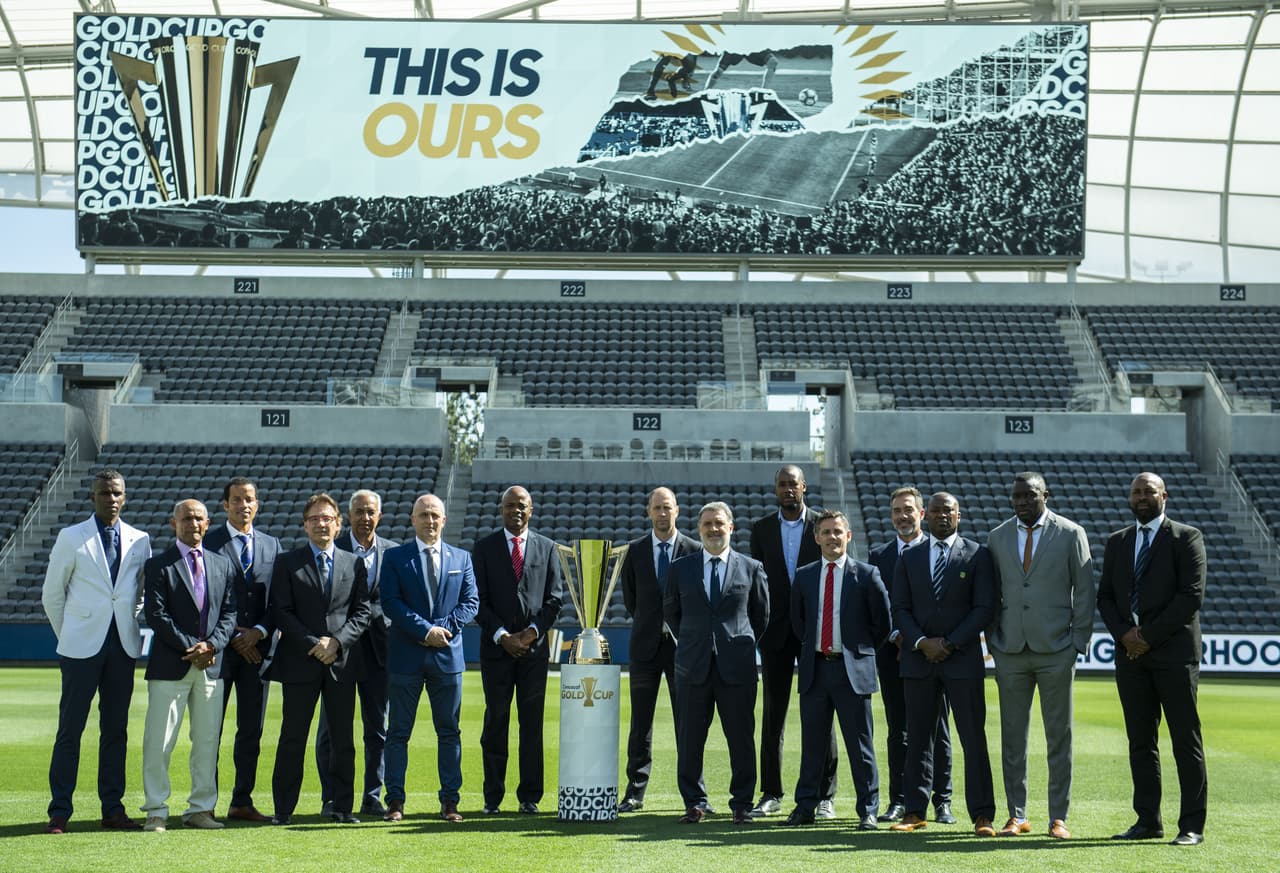 Al término del evento los entrenadores de las selecciones participantes posaron para la fotografía conmemorativa ccon el preciado trofeo al centro.