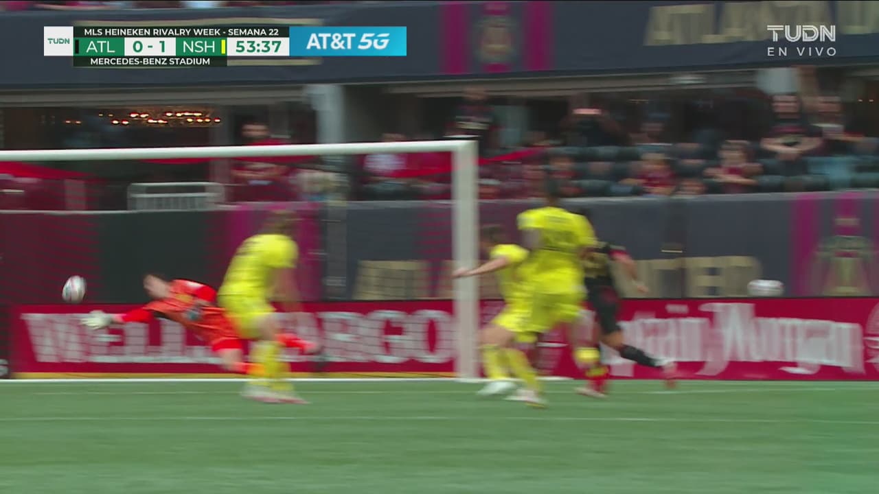 ¡Jugadón del brasileño! Luiz Araujo por poco marca un golazo