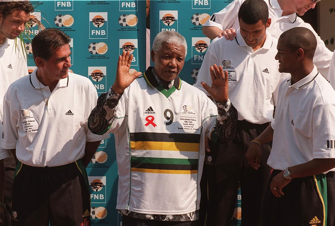 Queiroz es graduado de la Universidad de Windsor en Canadá y domina el inglés (entre otros idiomas). Él clasificó a Sudáfrica a la Copa del Mundo 2002. Desde entonces, la selección del país de Nelson Mandela no logra clasificarse mediante fase eliminatoria.