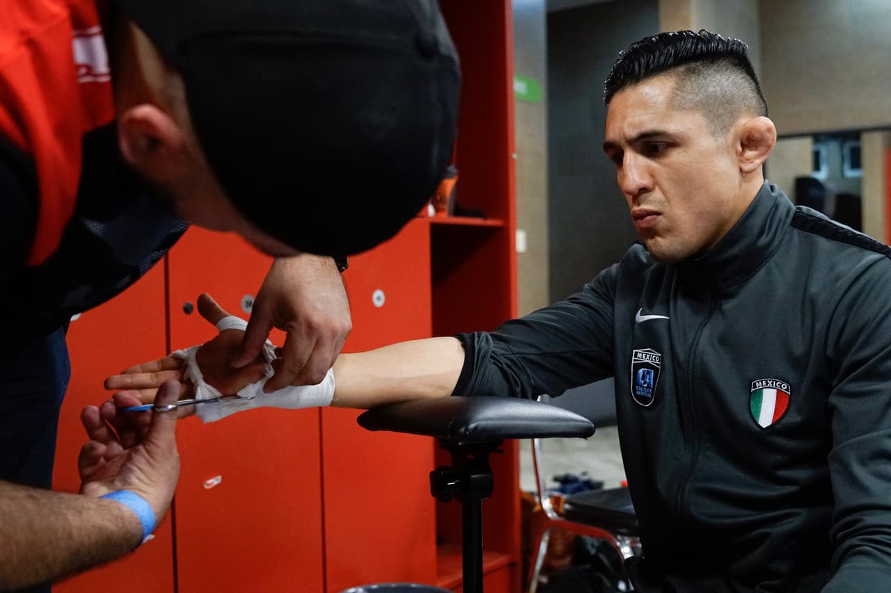 El colorido y la alegría, junto a los rituales y detalles en la intimidad de los atletas, fueron parte del Combate Américas en la fiesta de las artes marciales mixtas.