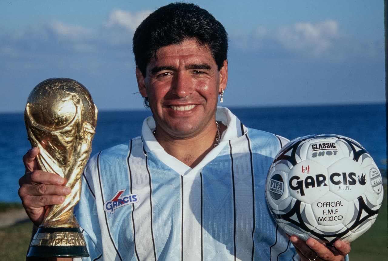 La marca mexicana de indumentaria deportiva, Garcis, invitó al campeón del mundo, Diego Armando Maradona, a una sesión de fotos para patrocinar su marca, con todo pagado en Cancún para él y su familia. Así disfruto 'el Diego' de aquella colaboración comercial.