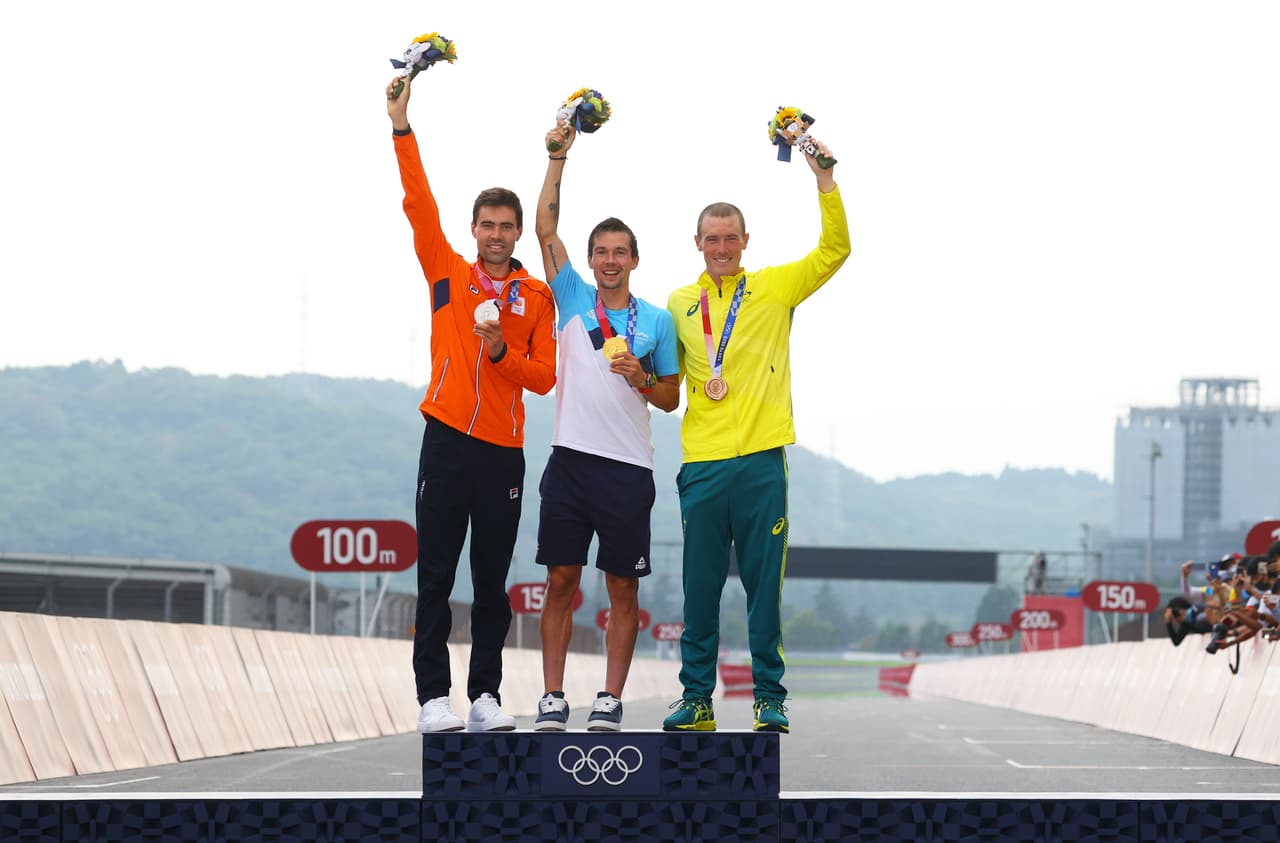 Primoz Roglic y Annemiek van Vleuten ganan en ciclismo de ruta