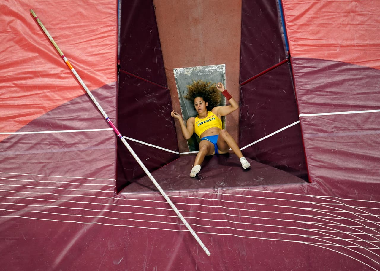 Susto para Angelica Bengsston en Doha al romperse su pértiga