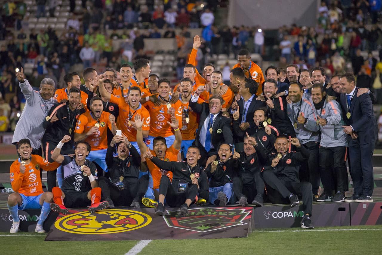 Así festejaron los integrantes de las Águilas del América y su cuerpo técnico luego de conquistar la Copa MX. Fue un festejo efusivo porque gana el torneo 45 años después.