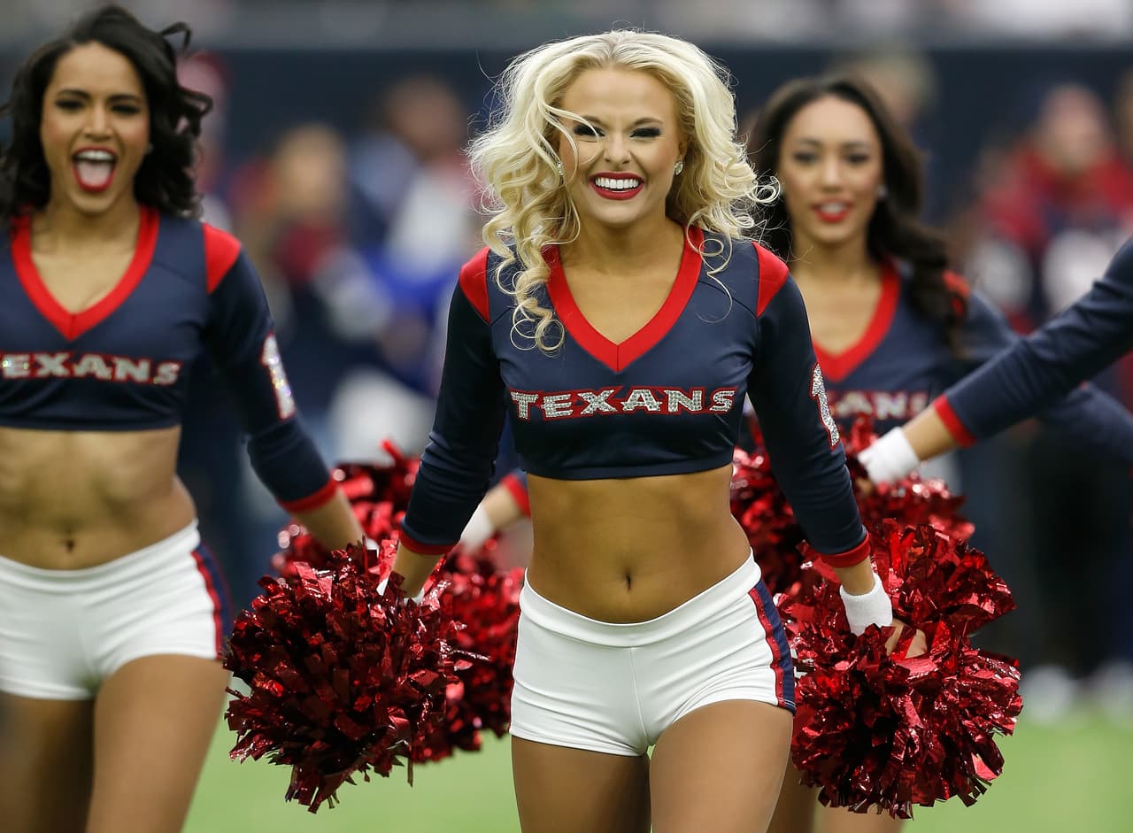 Las sensuales porristas, las espectaculares presentaciones previas y salidas de los equipos, las celebraciones y disfraces de los fanáticos y hasta los rituales previos a los partidos fueron parte de la fiesta de la ronda de 'wild crad' en la NFL.