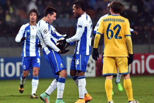 El volante mexicano abrió el marcador con un buen gol al minuto 56.