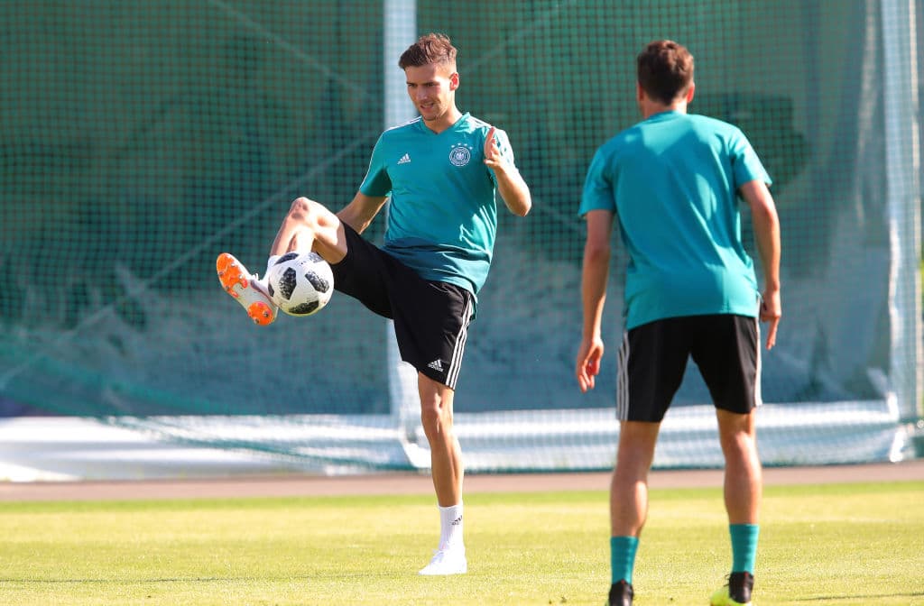 El talentoso mediocampista del Schalke 04, Leon Goretzka, afina detalles en su técnica para patear y controlar el balón.