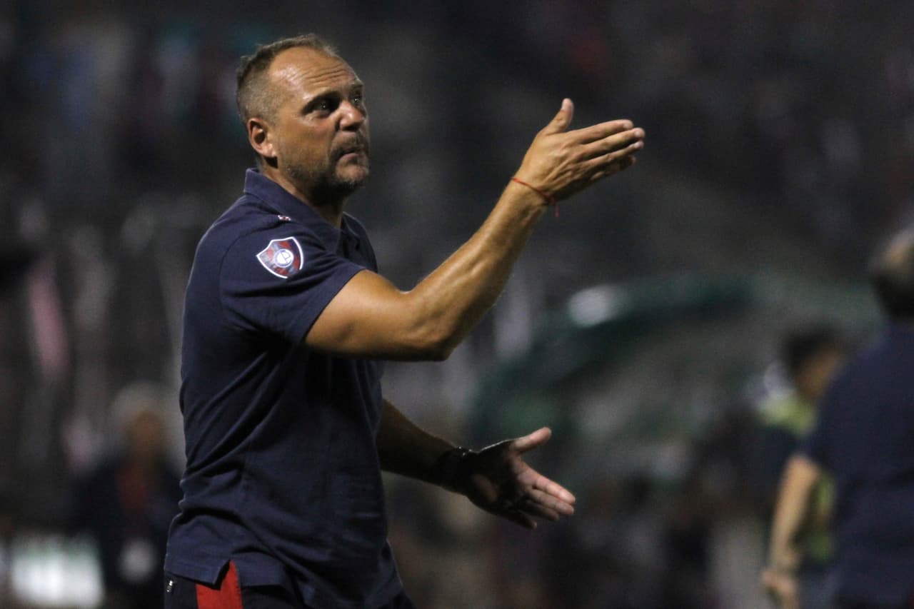 Javier Torrente espera al delantero que acompañe a Mauro Boselli en León