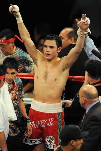 Julio César Chávez jr. ganó por decisión unánime y sigue invicto tras 42 peleas.
