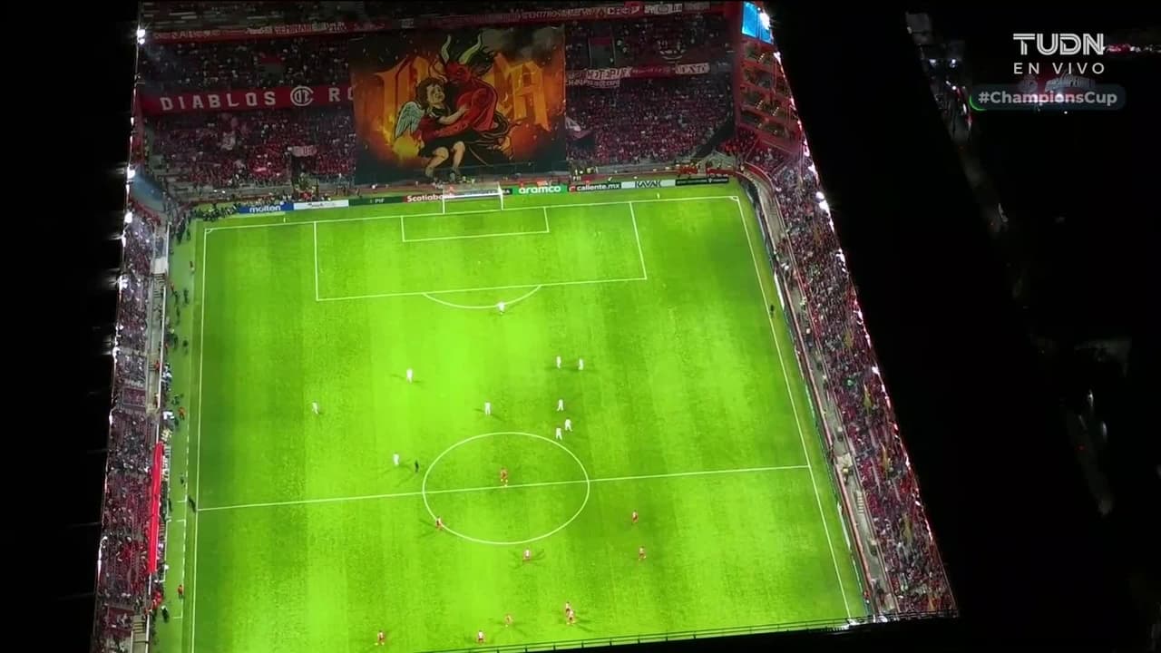 Arranca el partido y la pelota está en juego.