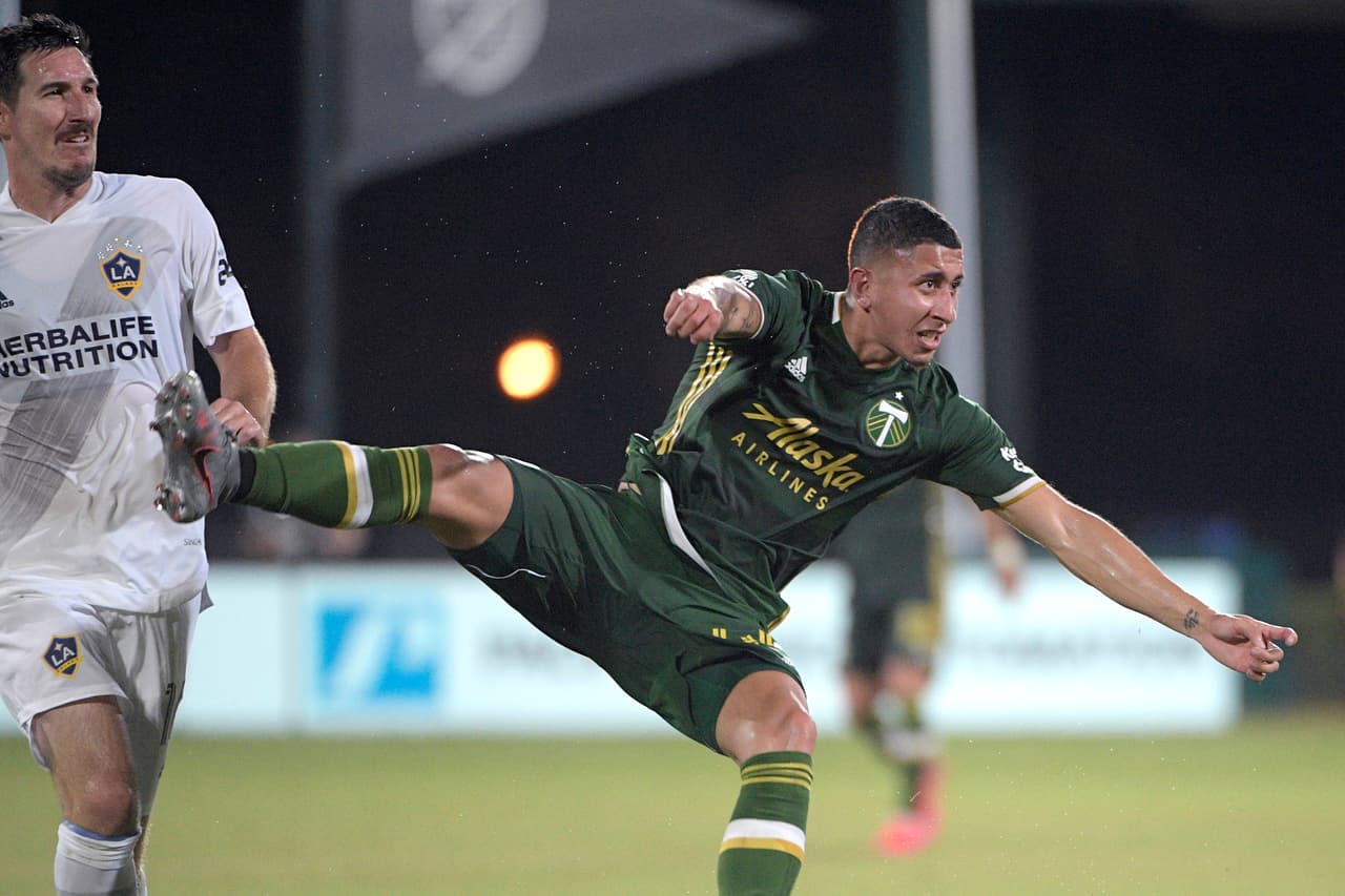 LA Galaxy de Javier Hernández regresa con el pie izquierdo y caen en casa ante el Portland Timbers. El Chicharito falló un penal y después consiguió su primer gol con el club.