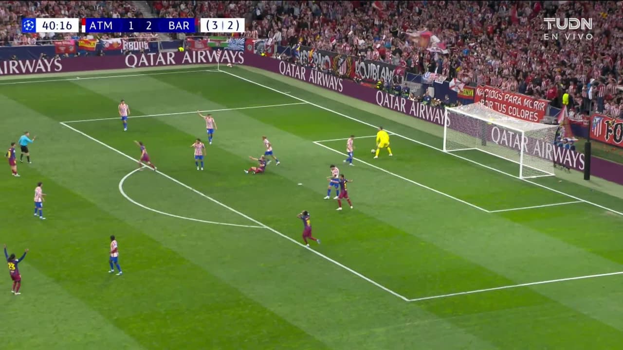 ¡TIRO ATAJADO! disparo por Ferran Torres.