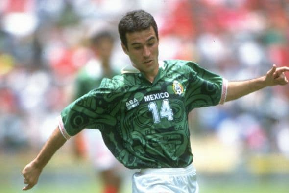 Joaquín del Olmo decidió probar suerte en Holanda con el SBV Vitesse; la experiencia duró poco para el mediocampista quien volvió a México un año después.