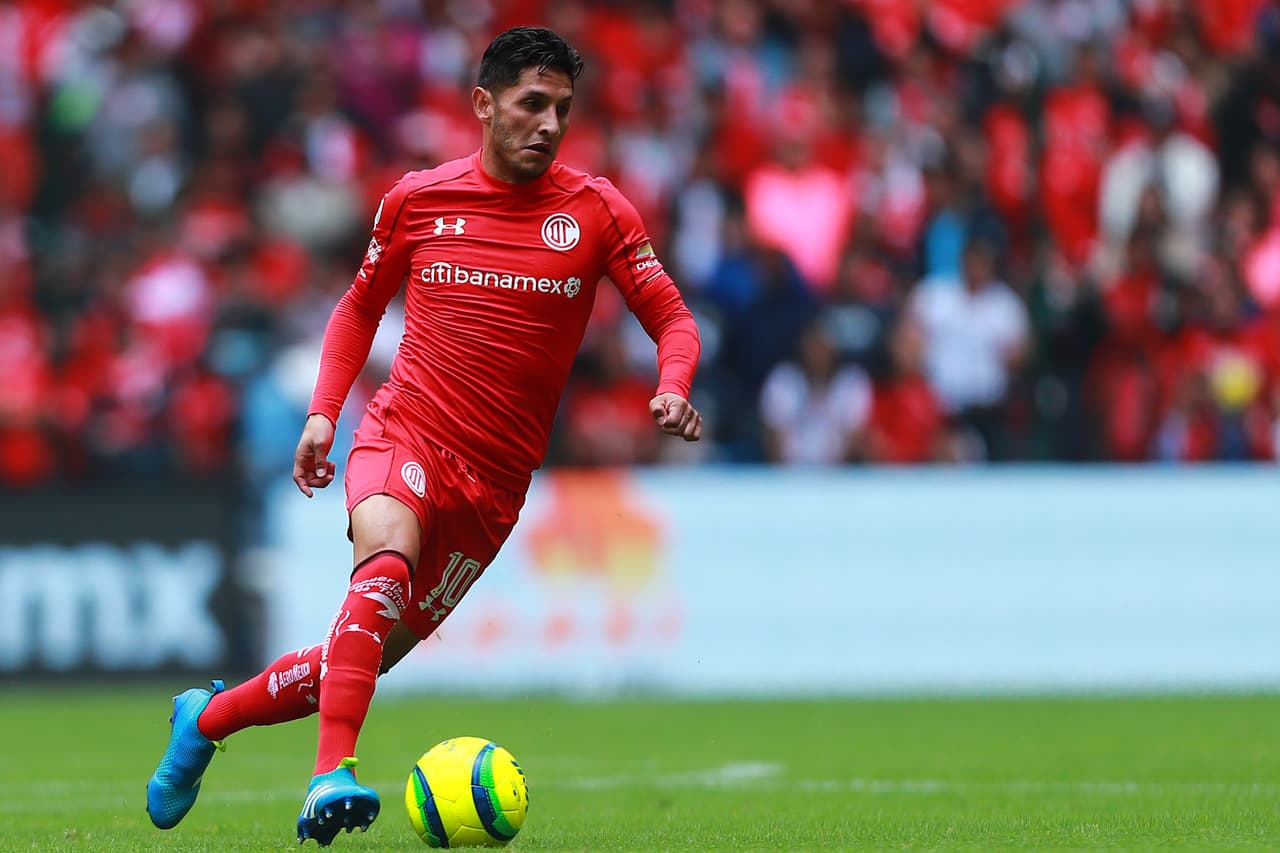 TOLUCA, MEXICO - MAY 06: Angel Reyna of Toluca drives the ball during the quarter finals second leg match between Toluca and Morelia as part of the Torneo Clausura 2018 Liga MX at Nemesio Diez Stadium on May 6, 2018 in Toluca, Mexico. (Photo by Hector Vivas/Getty Images)