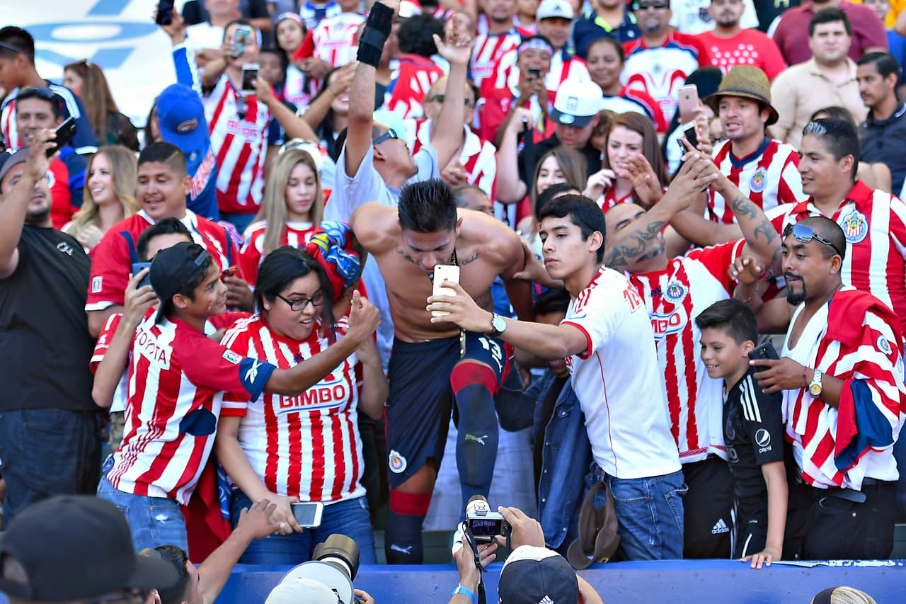 Carlos Salcedo se ganó el corazón de los fanáticos de Chivas de Guadalajara durante el año en el que estuvo en la institución. Su pasión lo catapultó a Europa.