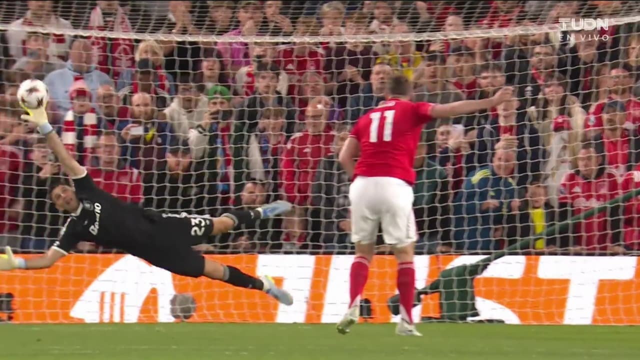 ¡Hay VAR y hay penal para el Nottingham! ¿Mano fuera o dentro de la cancha?