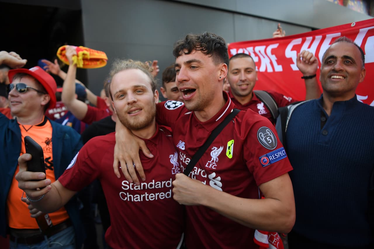 Desde muy temprano los fanáticos del Barcelona y del Liverpool se tomaron las calles del centro de la Ciudad Condal y los alredores del Camp Nou para prender el ambiente. Banderas, bufandas, rostros pintados, playeras y más hicieron parte de esta colorida previa en la Semifinal de la UEFA Champions League.