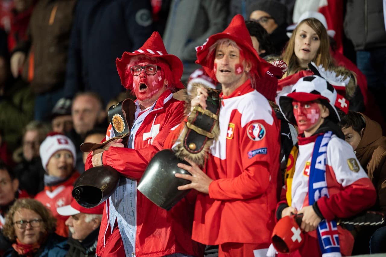 La fiel afición suiza haciendo el viaje hasta la septentrional y volcánica isla europea. Aunque en realidad pueden ir a cualquier parte con su amada selección.