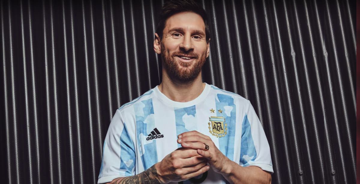 Fan paga más de medio millón de dólares por estampa de Messi