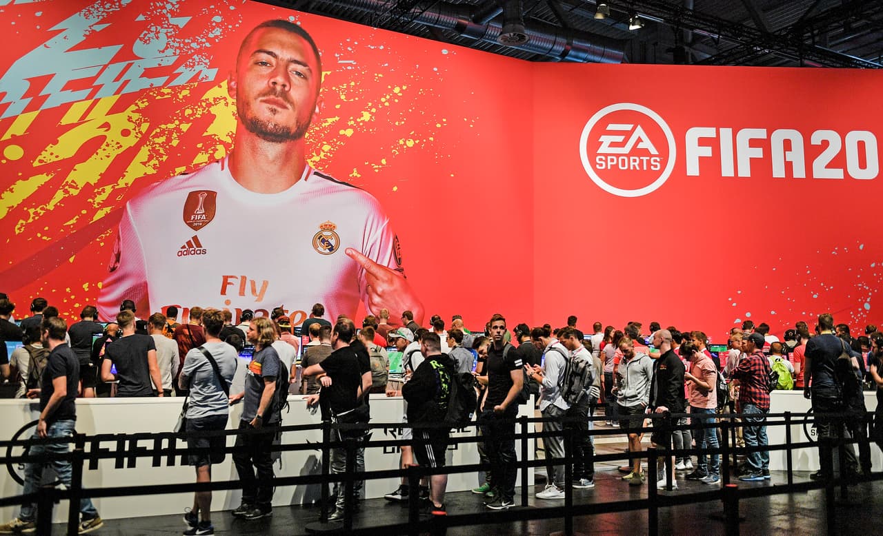 Eden Hazard del Real Madrid promoviendo el FIFA 20 videojuego de EA Sports