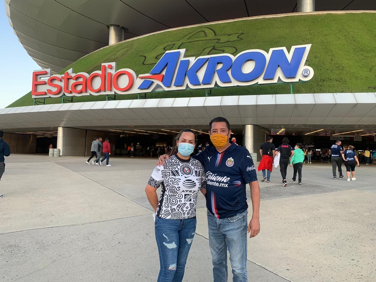 Los afortunados aficionados que consiguieron boleto para el partido más esperado de la temporada regular, comienzan a tomar sus lugares en el Estadio Akron a minutos del pitazo inicial.