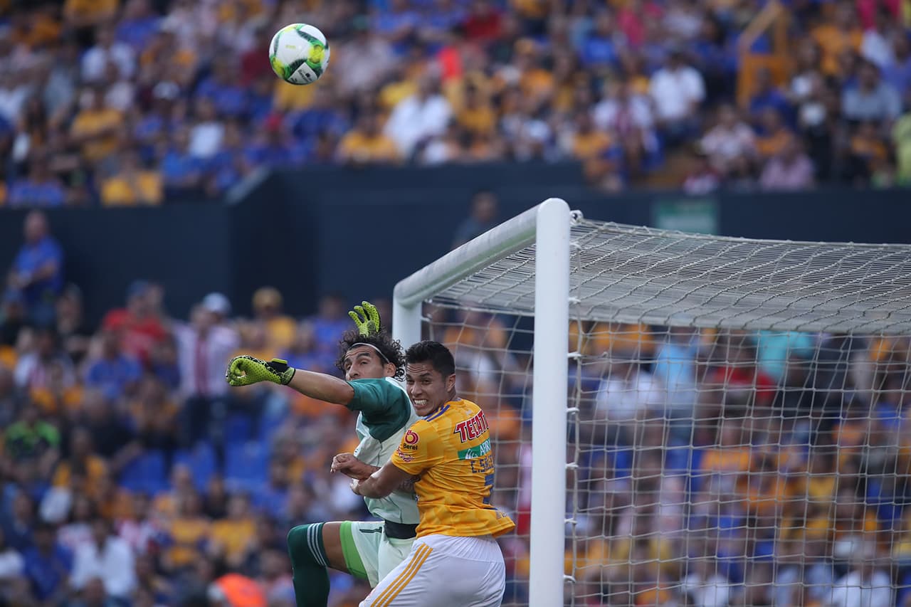 Chivas estuvo muy cerca de marcar pero Nahuel Guzmán evitó la anotación.