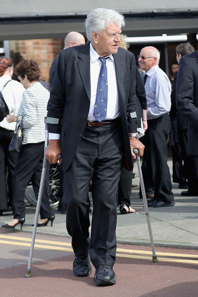 Prowse fue nombrado ‘Miembro de la Orden del Imperio Británico’ en el 2000.