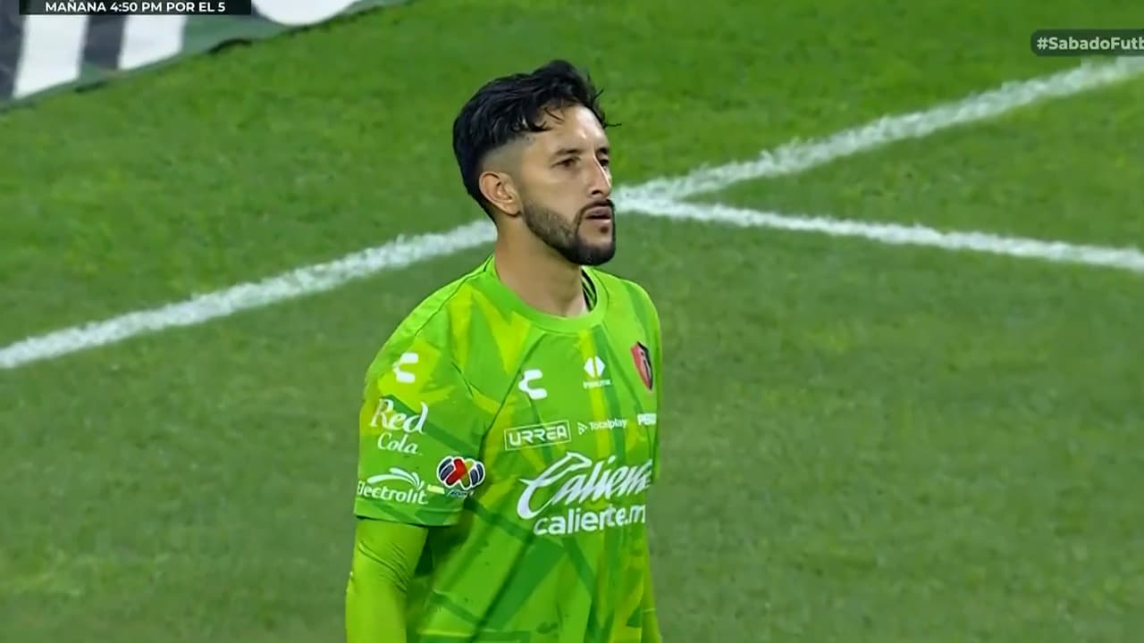 ¡Atajadón del Atlas para evitar el gol!