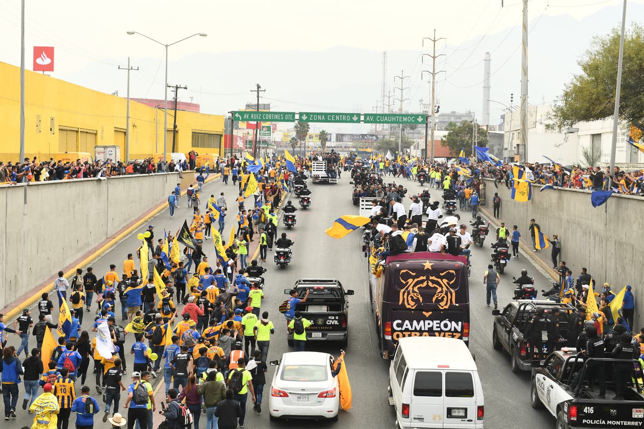 Tigres desfiló por las calles de Monterrey como campeón del Apertura 2017.