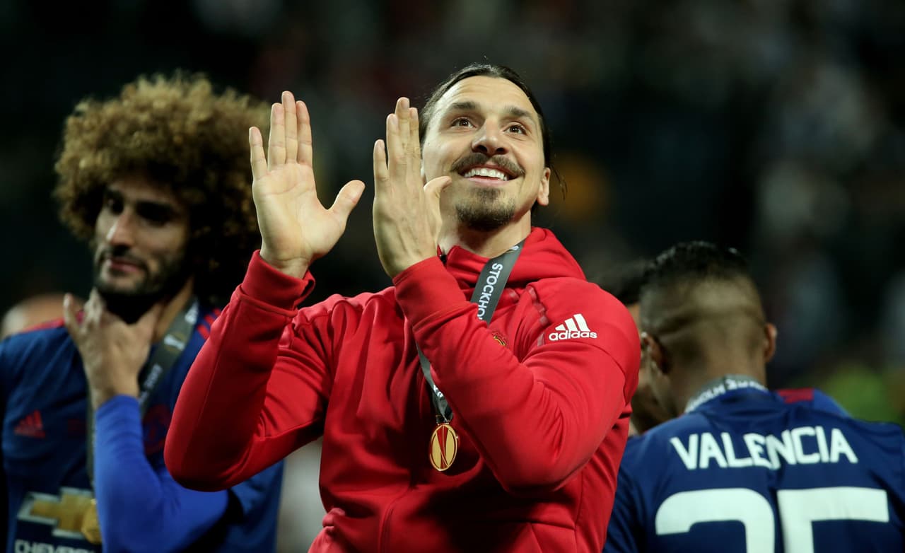El sueco Zlatan Ibrahimovic renovó apenas hasta diciembre de este año con Manchester United y aún espera renovar pronto para definir su futuro.