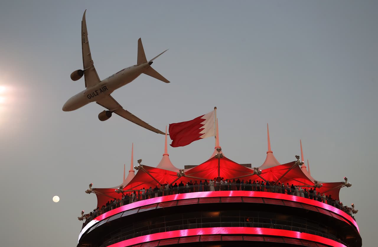 Red Bull se adueña del podio en el Gran Premio de Bahrein; Fernando Alonso sorprende y se queda con el tercer lugar.