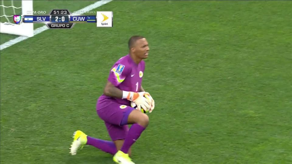 Gillian Justiana saca de banda y pone el balón en juego