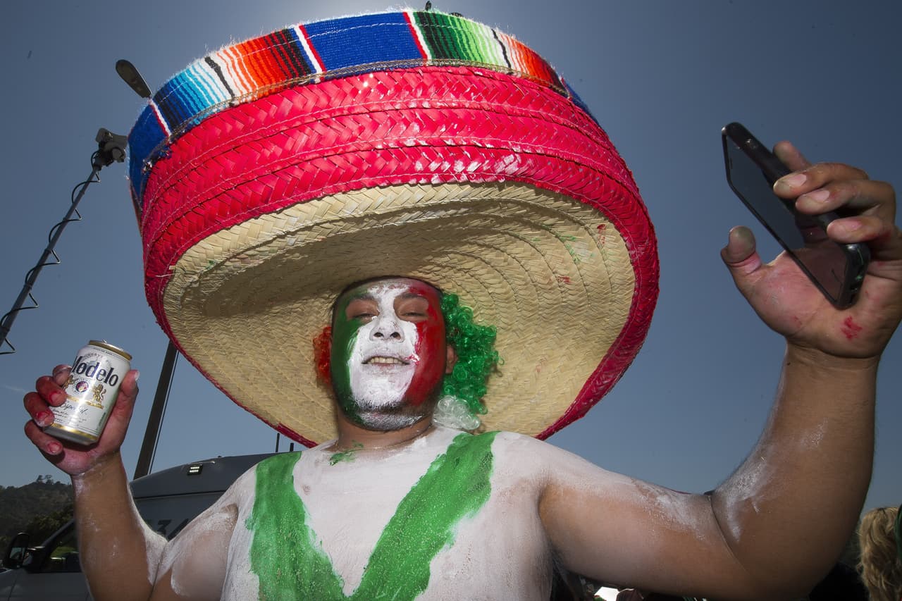 La alegría mexicana se tomó los alrededores del estadio Rose Bowl en la previa del partido de despedida en Estados Unidos contra Gales, con miras a definir el grupo de 23 jugadores para el Rusia 2018.