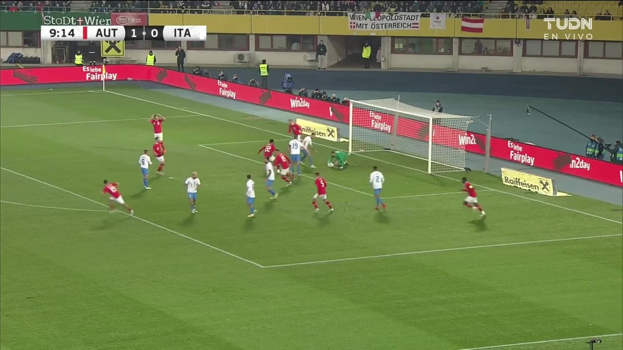 ¡TIRO ATAJADO! disparo por Junior Adamu.