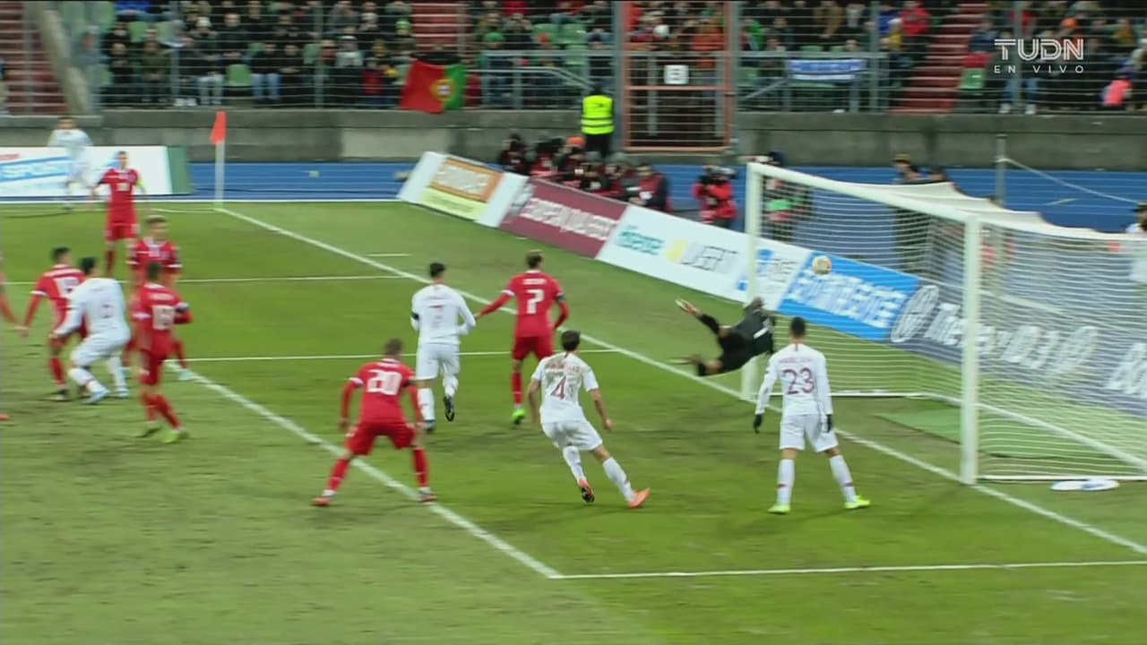 Muy cerca Portugal del segundo, el cabezazo de José Fonte roza el poste